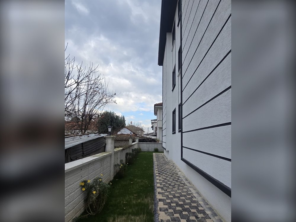 Kale Apartmanı Bahçe ve Yan Cephe