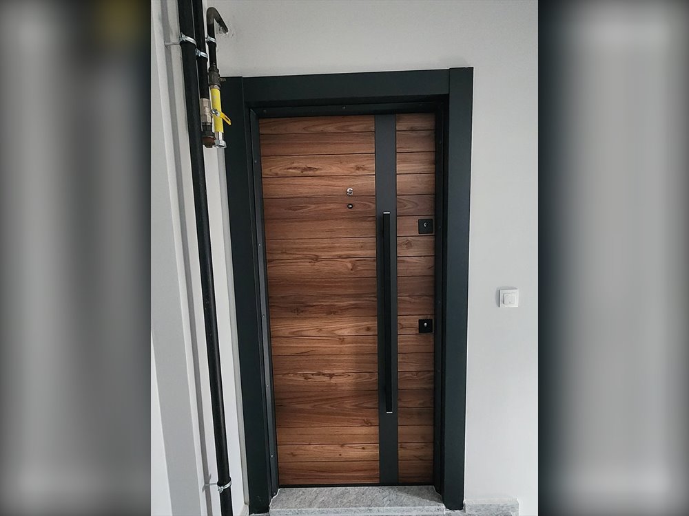 Kale Apartmanı Bina Giriş Kapısı